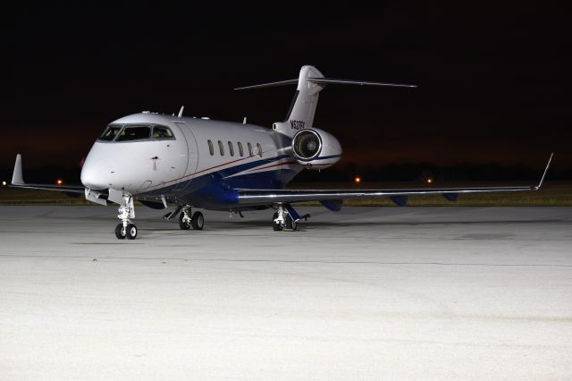 Bombardier Challenger 300 (N527FX)