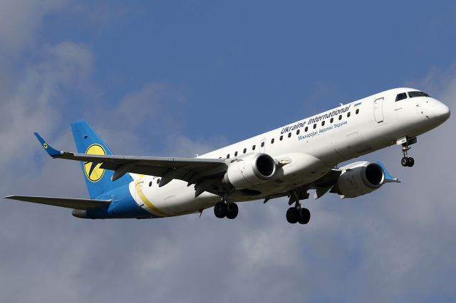 Embraer ERJ-190 (UR-EMC)