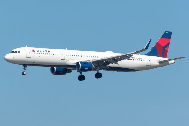 Airbus A321 (N110DX)