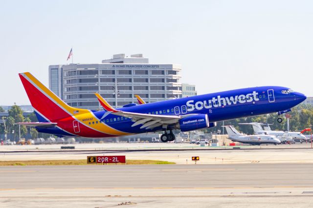 Boeing 737-800 (N8563Z)
