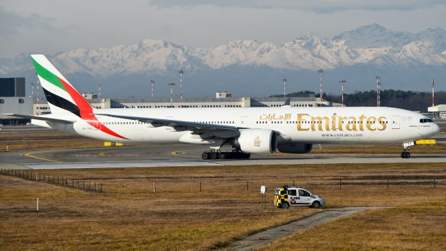 BOEING 777-300ER (A6-ENQ)