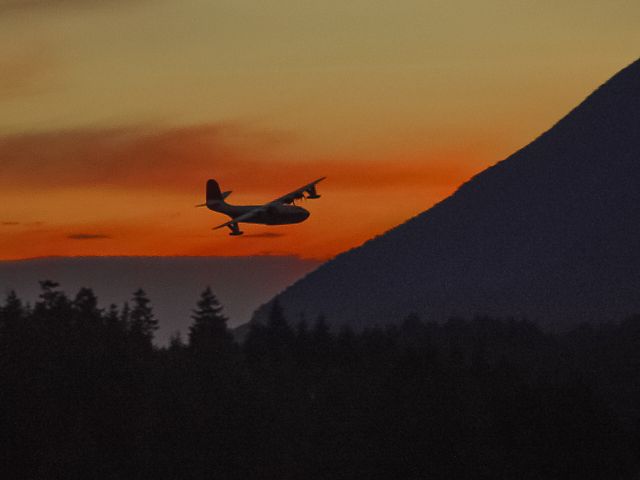 — — - Martin Mars water bomber over Sproat Lake (Port Alberni, Vancouver Island) ... successful THIRD approach due to boating traffic!