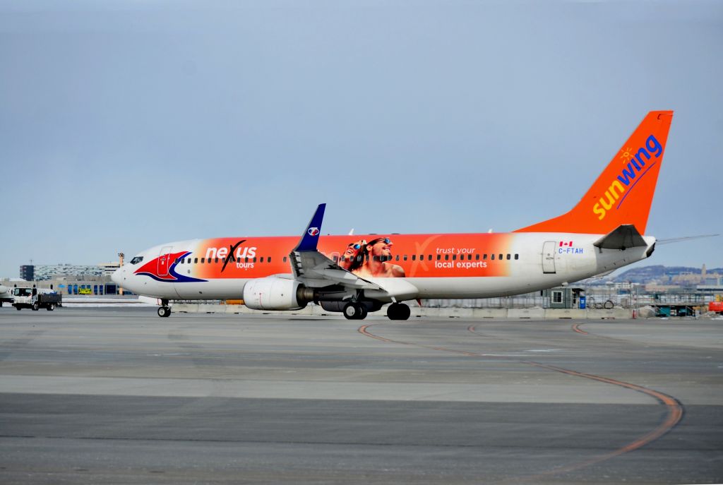 Boeing 737-700 (C-FTAH)