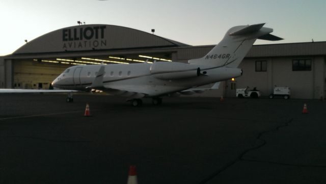 Bombardier Challenger 300 (N464GR)