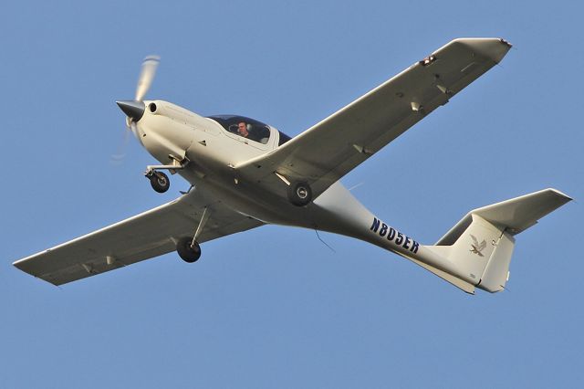 Diamond Star (N805ER) - Flying over the lake at Bonelli Regional Park.