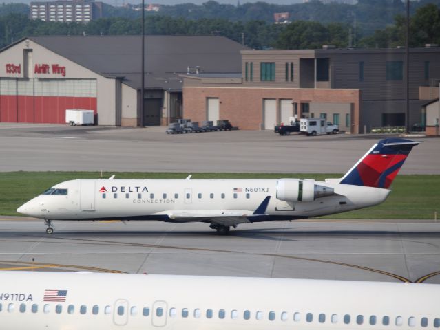 Canadair Regional Jet CRJ-200 (N601XJ) - Landing 30R on 07/31/2011 at MSP