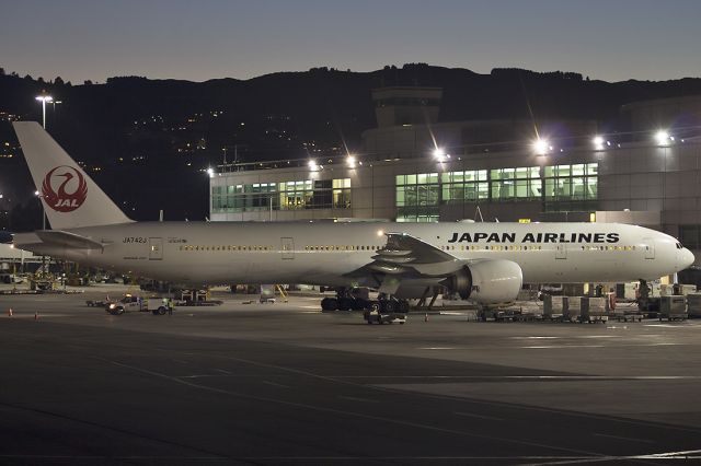 BOEING 777-300ER (JA742J)