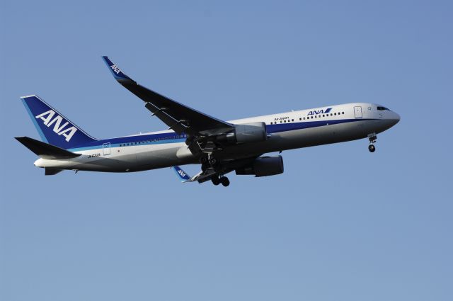 BOEING 767-300 (JA622A) - Final Approach to NRT Airport R/W34L on 2012/01/04