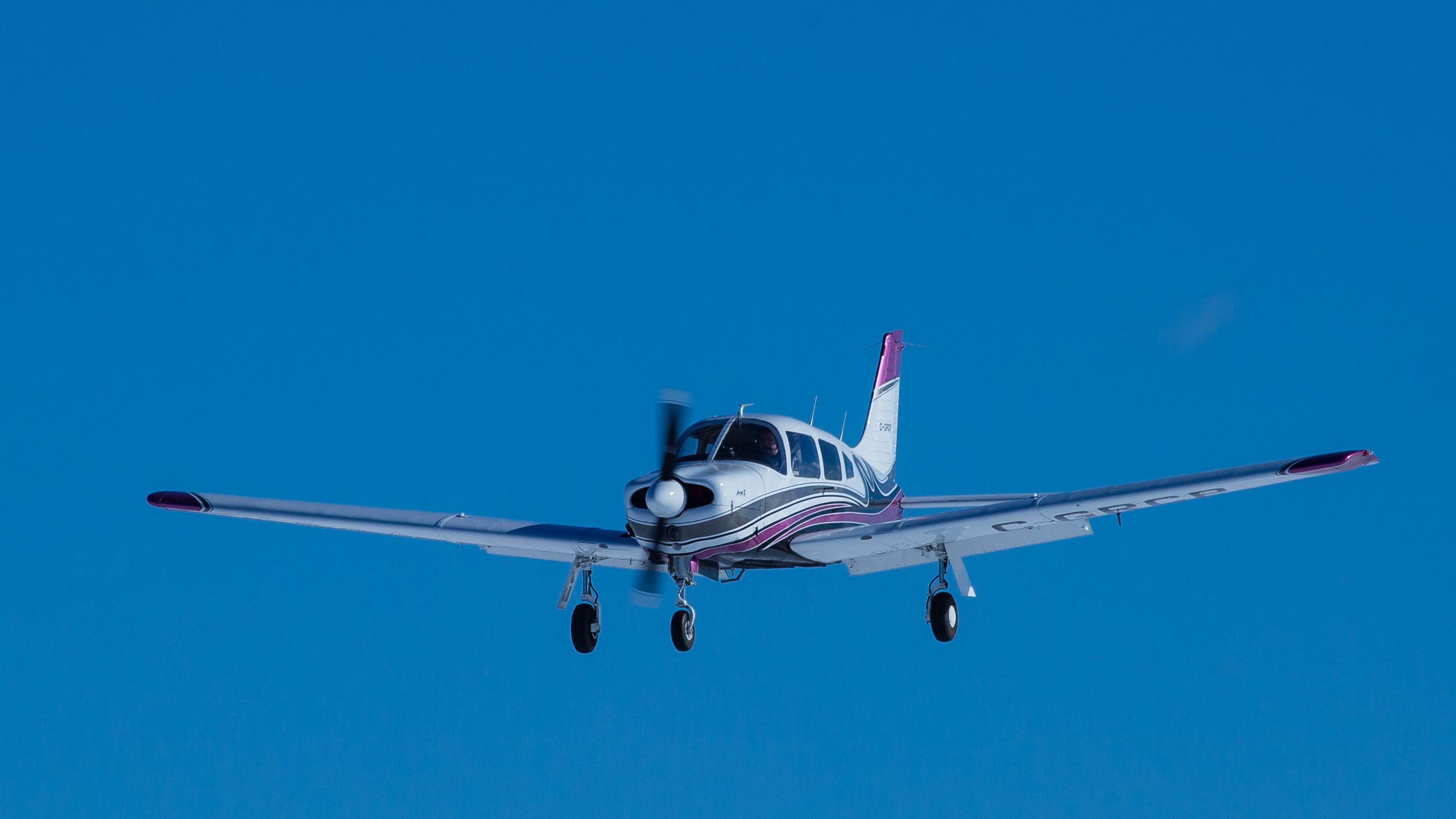 Piper Cherokee (C-GRCP) - On Final for Runway 33