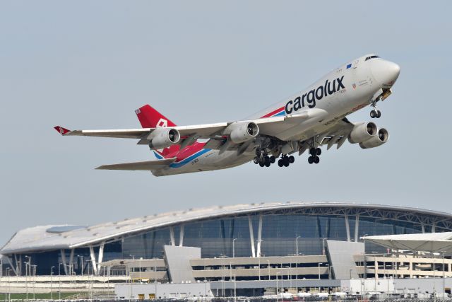 Boeing 747-400 (LX-WCV) - 23-R departure