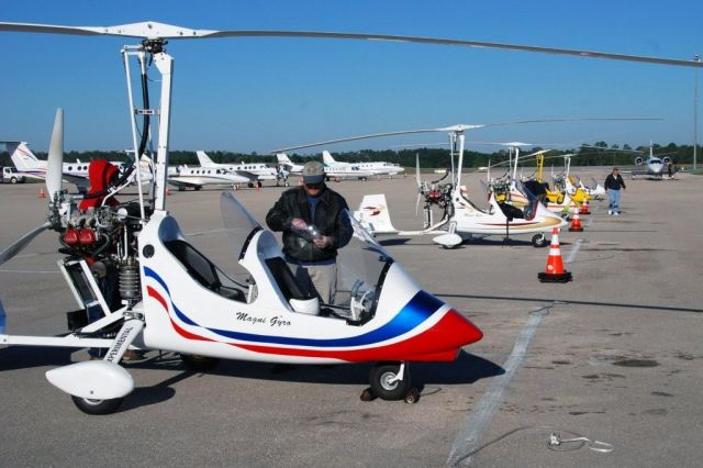 Unknown/Generic Ultralight autogyro (N216MG) - Paul Salmon with N216MG, Greg Gremminger down the way on the flight line at Tallahassee 2009 - on the way to Bensen Days.