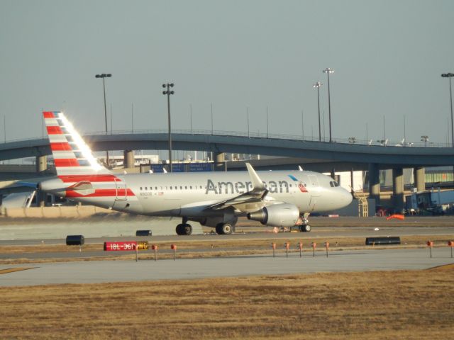 Airbus A319 (N9006) - N9006 on 18L ready to go.