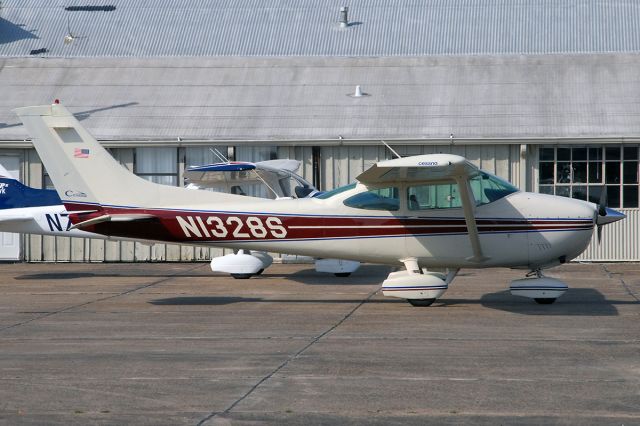 Cessna Skylane (N1328S)