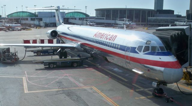 McDonnell Douglas MD-82 (N431AA) - AA MD-82 N431AA before my flight AA#2293 ORD-AUS. May 24, 2009.