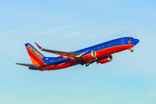 Boeing 737 MAX 8 (N872CB) - Southwest Airlines 737 MAX 8 in Canyon Blue retro livery taking off from PHX on 1/12/22. Taken with a Canon R7 and Tamron 70-200 G2 lens.