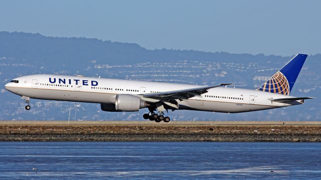BOEING 777-300ER (N2639U)