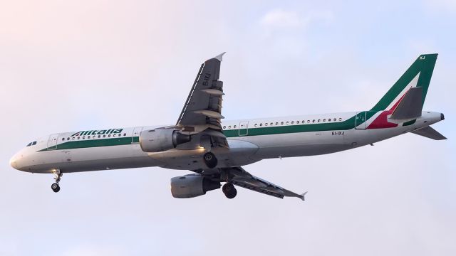 Airbus A321 (EI-IXJ)