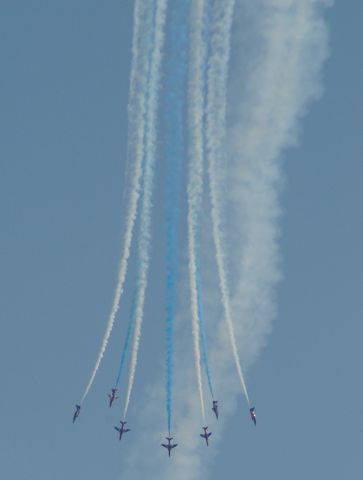 — — - RAF Red Arrows perform a bomburst over Southend.