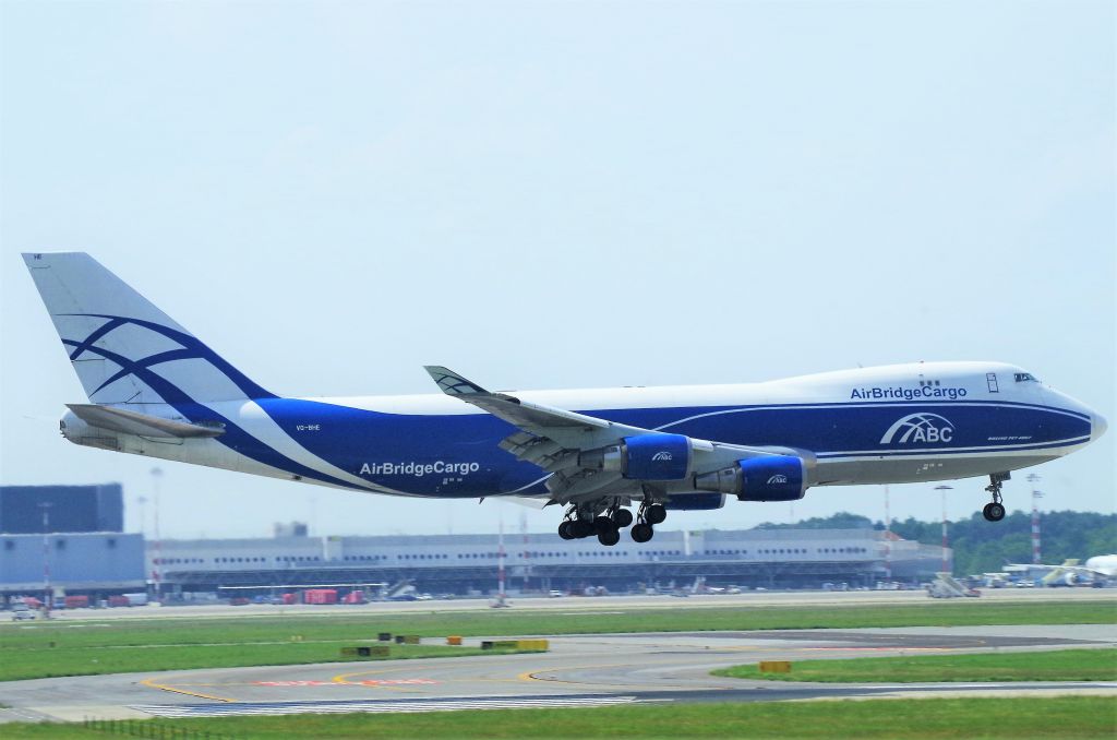 Boeing 747-400 (VO-BHE) - DUBAI - MALPENSA.