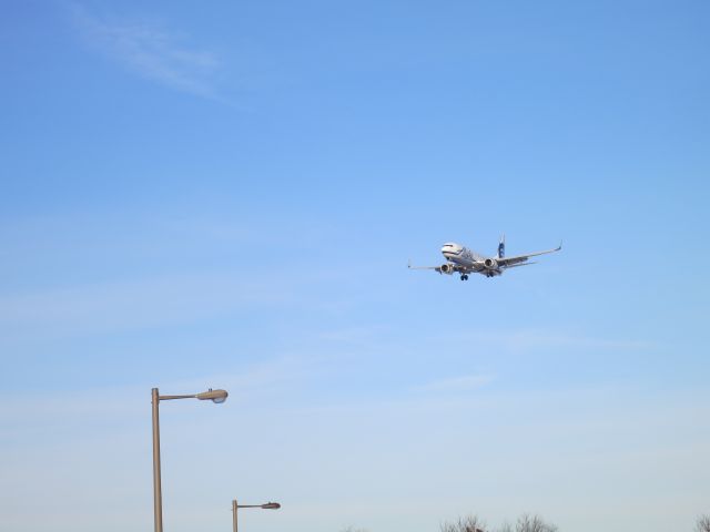 Boeing 737-800 (N551AS) - An Alaska Airlines Boeing 737-800 N551AS landing at Philadelphia International Airport (KPHL) on February 17, 2014.