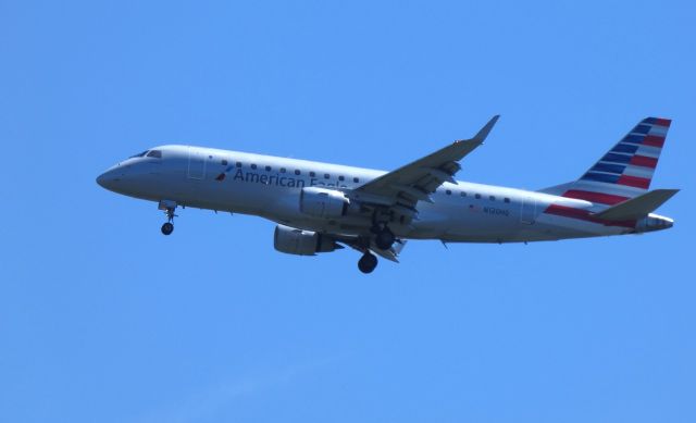 Embraer ERJ 175 (N120HQ) - Shown here on approach is an American Airline ERJ-175 in the Summer of 2018.