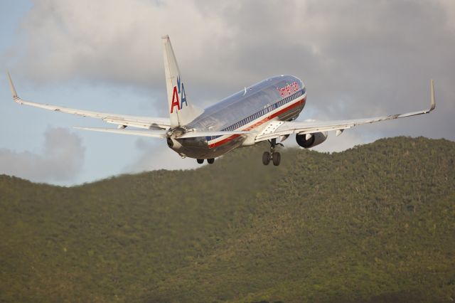 Boeing 737-800 (N915AN)