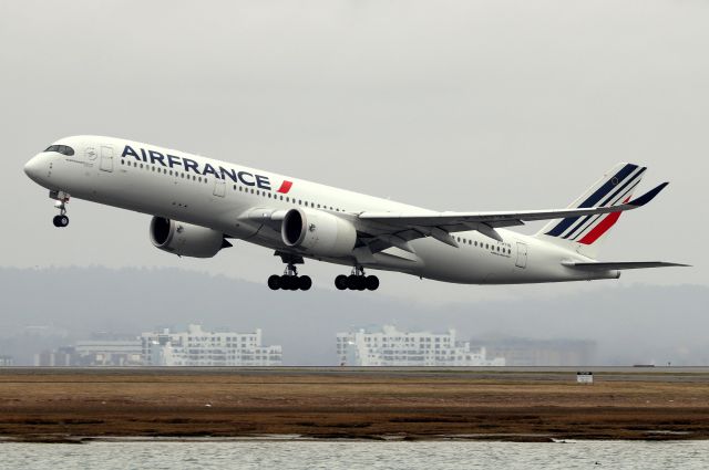 Airbus A350-900 (F-HTYB) - AFR 333 to Paris taking off on runway 9