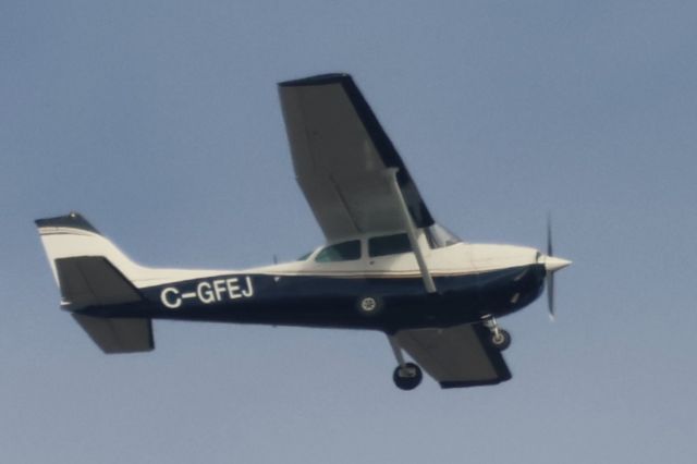 Cessna Skyhawk (C-GFEJ) - C-GFEJ Cessna Skyhawk 172N Cargair Ltd Survolant la ville de Lavaltrie QC. Le 10-11-2024 à 12:02.