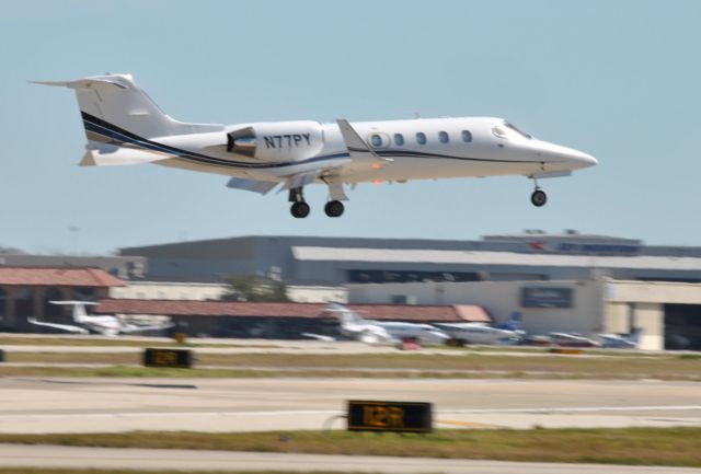 Learjet 45 (N77PY)