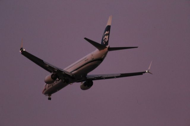 Boeing 737-800 (N528AS)