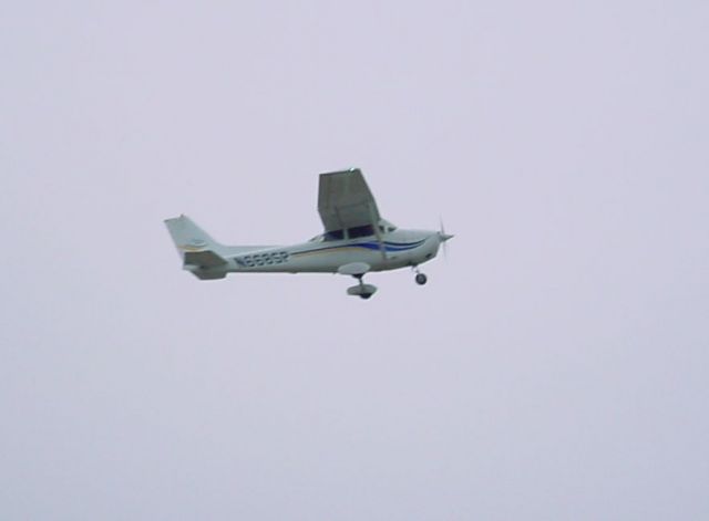 Cessna Skyhawk (N668SP) - Departing 09 on 12/30/09