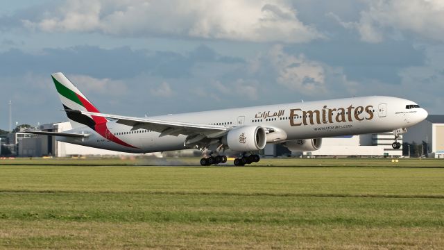 BOEING 777-300ER (A6-ENS) - flight EK149 from Dubai International ( DXB ).