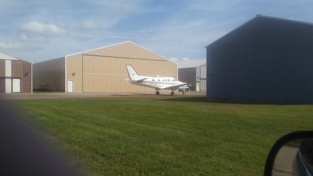 Beechcraft King Air 90 — - WAITING TO FLY OUT OF KANE TO KDHL TO CYQT AND RETURN TO KDHL AND BACK TO KANE. THE BElL LOOKED VERY NICE IN THE SUNNY SKY