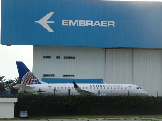 Embraer 175 (N209SY) - FIRST PHOTObr /United Express - USAbr /Embraer ERJ-175br /N209SY   cn 17000645 (Test Registration PR-EZB)br /Aeroporto de São José dos Campos - SP - Brasil (SBSJ / SJK)br /Date: March, 2017br /Photo: Marcos Pereirabr /Comments: Delivered to United Express May/2017 br /Instagram: @map1982  @map_spotter  @aeroportodepousoalegre