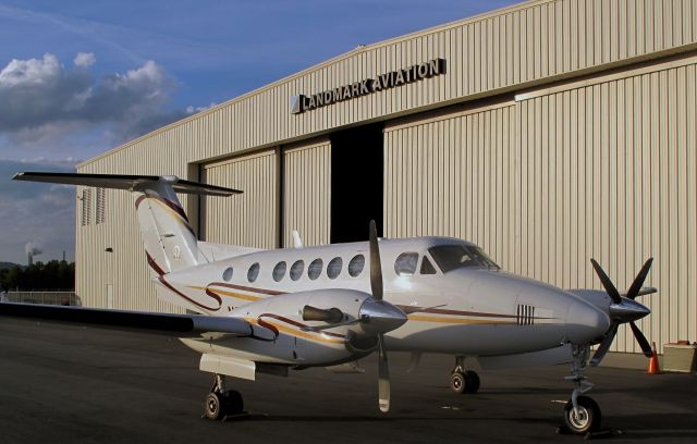 Beechcraft Super King Air 200 (N351CB) - Good service at Landmark KAVL! Aircraft i managed by RELIANT AIR. RELIANT AIR has the lowet fuel price on the Danbury (KDXR) airport.