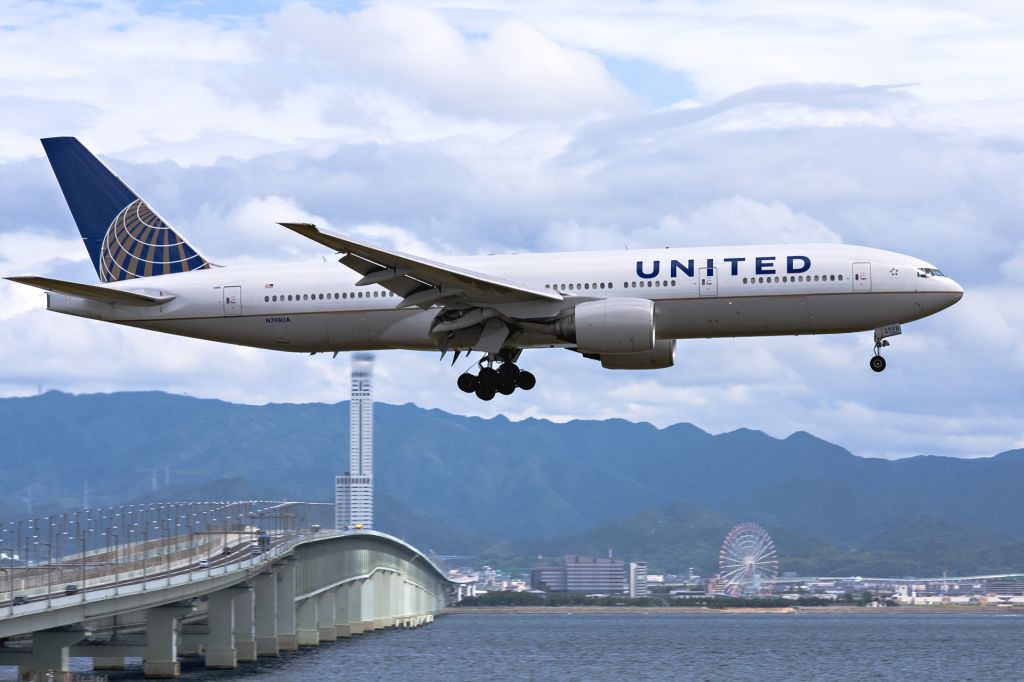 Boeing 777-200 (N798UA)