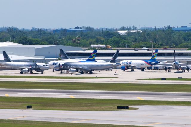 — — - Spirit Airlines pilots on strike!