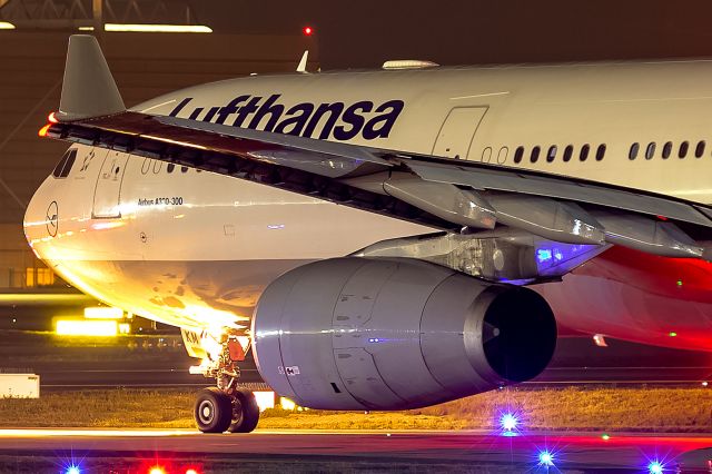 Airbus A330-300 (D-AIKM) - after deicing, waiting for departure