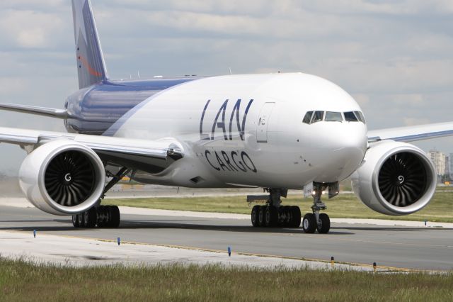 Boeing 777-200 (N774LA) - June 12, 2009 - prepared to depart from Toronto 