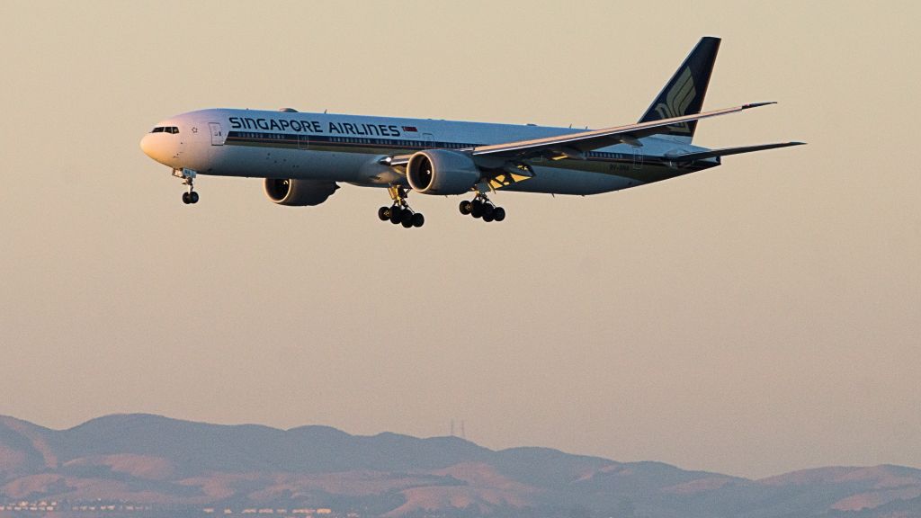 BOEING 777-300ER (9V-SNA)