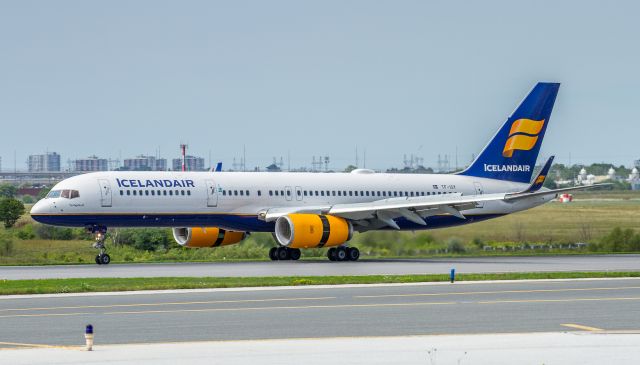 Boeing 757-200 (TF-ISY) - FI601 slows on runway 15R from Keflavik