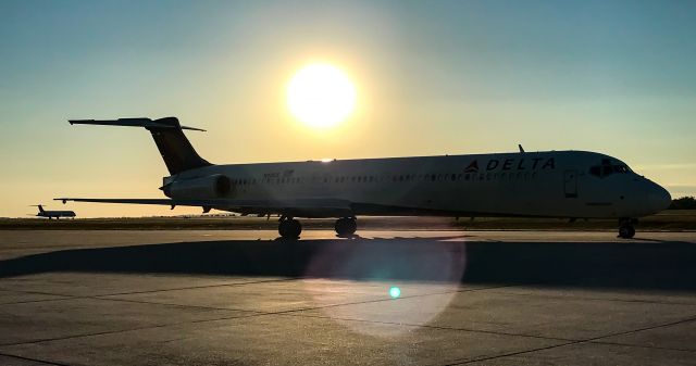 McDonnell Douglas MD-88 (N918DE) - A beautiful sunset evening with two MD-88s.  N903DE landing in the background.