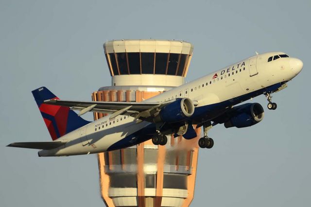 Airbus A320 (N363NW) - Delta A320-212 N363NW at Phoenix Sky Harbor International Airport on December 9, 2015. It first flew as F-WWDZ on November 4, 1998. Its construction number is 923. It was delivered to Northwest Airlines on December 11, 1998. It was merged into the Delta fleet on October 29, 2008. 