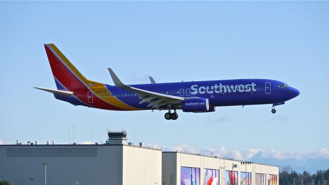 Boeing 737-800 (N8657B) - SWA8700, SWAs newest B738, on delivery from KBFI on 1/12/15. Photographed on short final to Rwy 16R. (ln 5227 / cn 42535). ATS will install wifi prior to the aircraft entering passenger service.