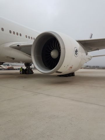 Boeing 777-200 (F-GZNL) - À la descente de l'avion après un vol Aimé Césaire Martinique sur le Tarmac D'Orly