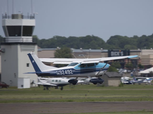 Cessna Skylane (N92492) - Take off runway 08. 1 JUN 2016.