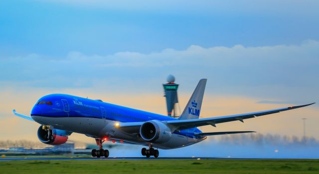 Boeing 787-8 (PH-BHC) - PH-BHC departing EHAM