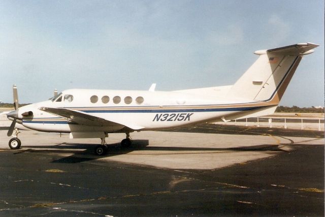 Beechcraft Super King Air 200 (N3215K) - Seen here in Jan-92.  Reregistered PT-WLT 1-Jul-97 then N998PA, N88RY, N98RY, N450WH, N250WH 6-Nov-10 and VH-ZOK 18-Apr-11.