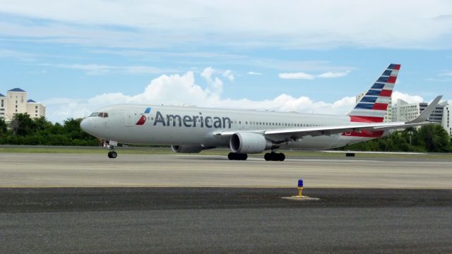 BOEING 767-300 (N393AN) - N393AN at SJU taxiing to RWY 8 for departure to PHL