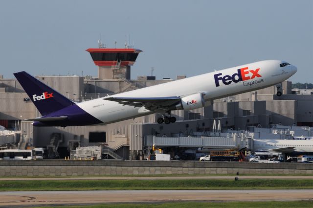 BOEING 767-300 (N152FE)